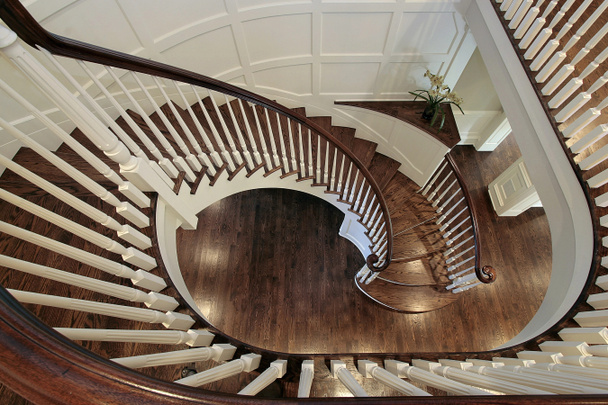 Спиральная лестница с деревянными перилами
 - Фото, изображение