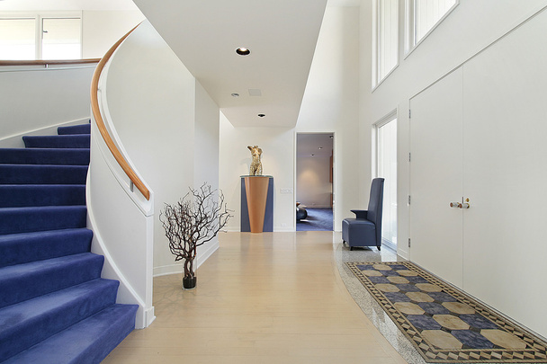 Foyer avec escalier en colimaçon
 - Photo, image