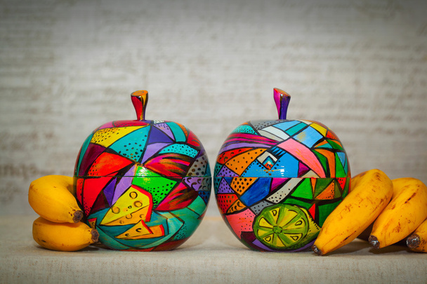 Μοντέρνας τέχνης καλλιτέχνης - φανταστική φωτεινά πολύχρωμα μήλα και τις μπανάνες. Φανταστική διακοσμητικά φρούτων. Χέρι κομμάτι εργασίας - είναι ζωγραφισμένο στο χέρι χρώματα - Φωτογραφία, εικόνα