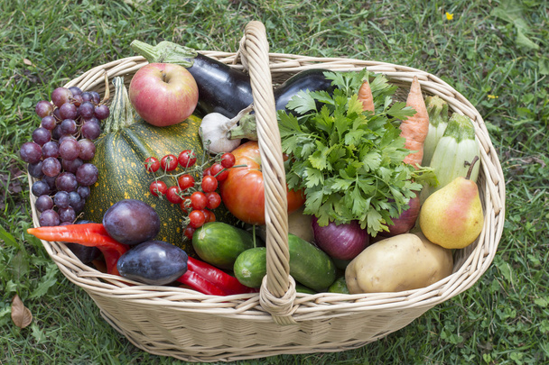 Grote mand vol van groenten en fruit - Foto, afbeelding