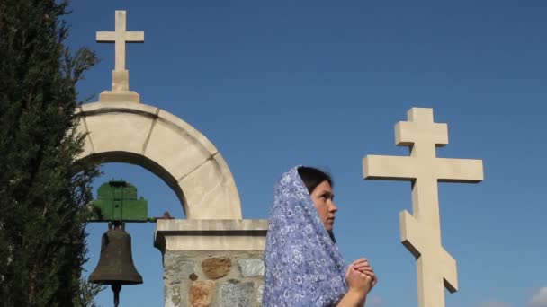Θρησκευτικές γυναίκα προσεύχεται - Πλάνα, βίντεο
