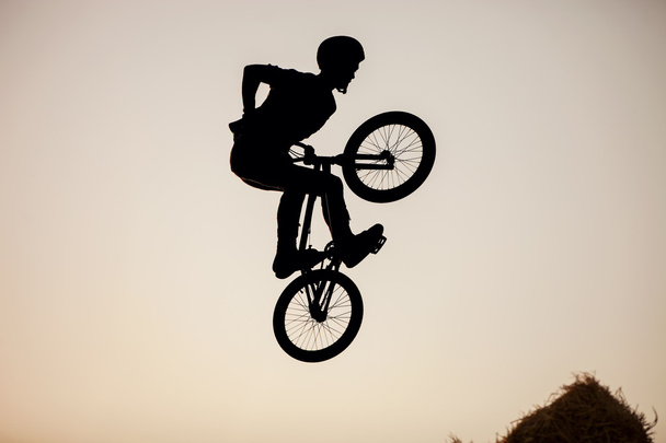 Екстремальний гонщик робить стрибок на велосипеді
 - Фото, зображення