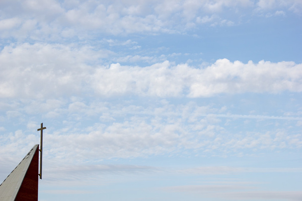 Przydrożny krzyż na wieży przeciw błękitne niebo i chmury - Zdjęcie, obraz