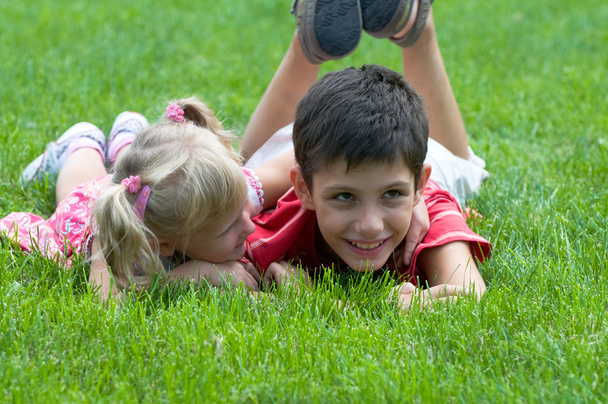 klein meisje en jongen in het park - Foto, afbeelding