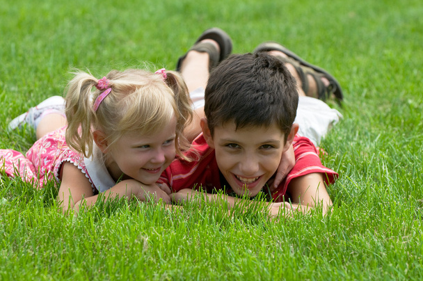 een meisje en een jongen in het park - Foto, afbeelding