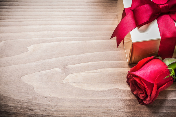 Gift box with expanded rose - Foto, afbeelding