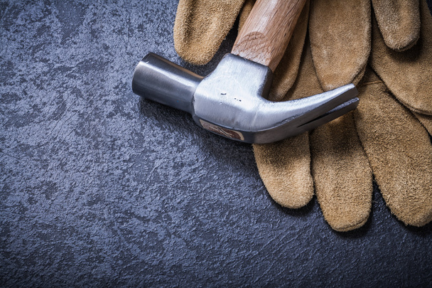 gants de travail et marteau à griffe
 - Photo, image