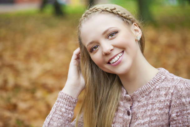 Portrait close up of young beautiful blonde girl - Foto, afbeelding