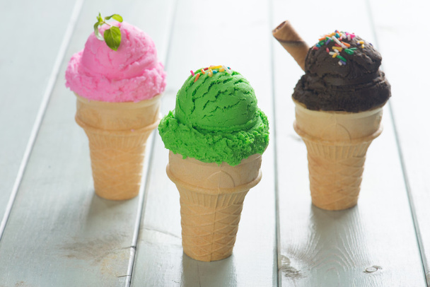 verschillende kegel ijsjes - Foto, afbeelding