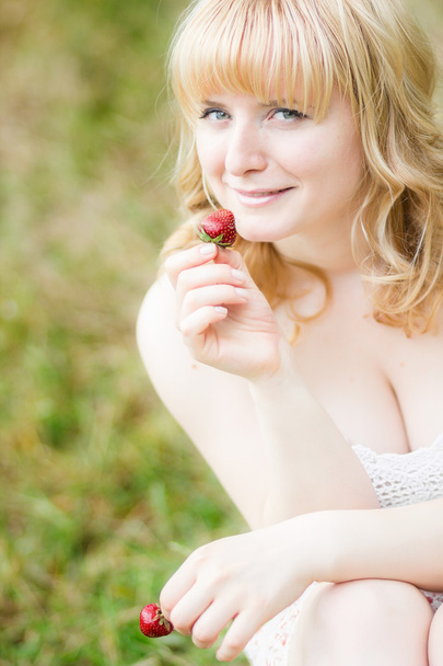 Woman with strawberries - Фото, изображение