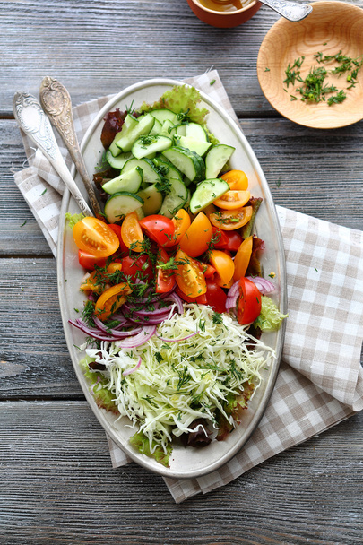 salad with fresh vegetables - Foto, Imagen