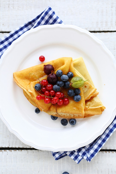 sweet pancakes with wild berries - Fotoğraf, Görsel