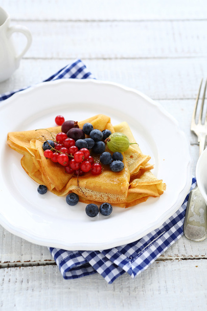 pancakes with wild berries - Foto, afbeelding