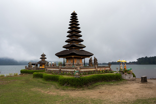 Templo de agua Pura Ulun Danu en un lago Beratán. Bali.
 - Foto, imagen