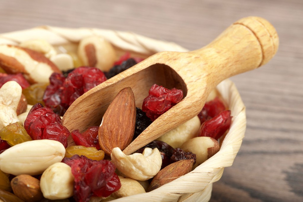 сухі фрукти з горіхами на дерев'яному фоні
 - Фото, зображення