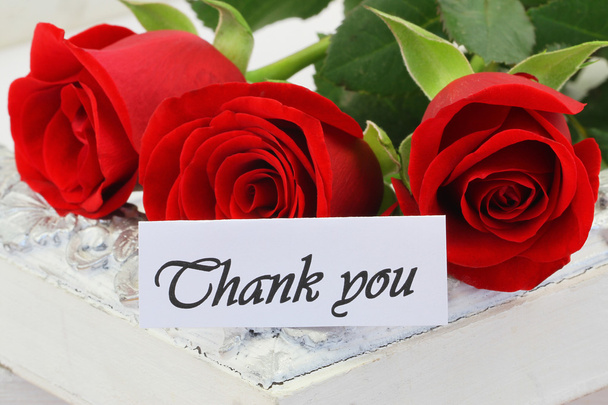 Obrigado cartão com rosas vermelhas na bandeja vintage
 - Foto, Imagem