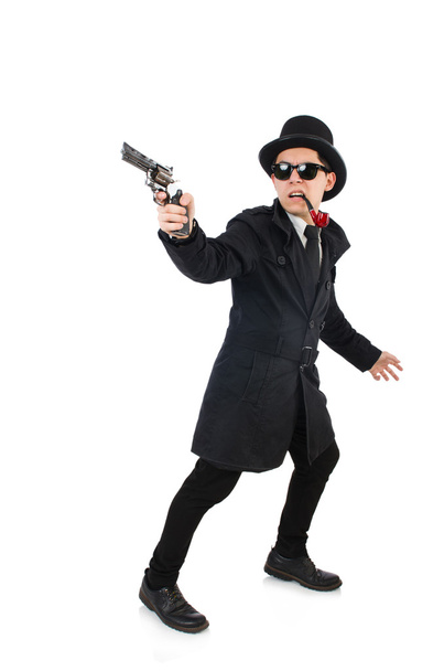 Jonge detective in zwarte jas met pistool geïsoleerd op wit - Foto, afbeelding