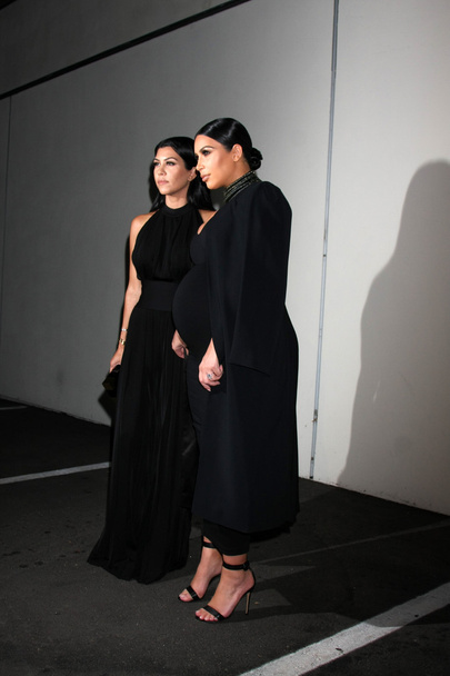 Kourtney Kardashian, Kim Kardashian West - Φωτογραφία, εικόνα