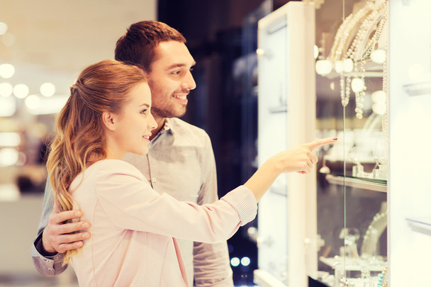 couple looking to shopping window at jewelry store - Foto, immagini