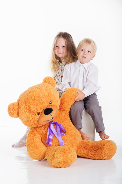 Coppia ragazza e ragazzo si stanno divertendo con grande orsacchiotto
 - Foto, immagini