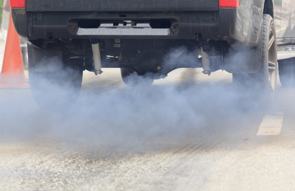 Забруднення повітря від вихлопної труби автомобіля на дорозі
 - Фото, зображення