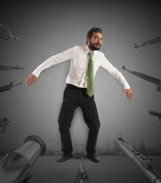 Homme d'affaires effrayé par les armes
 - Photo, image