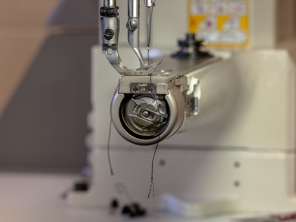 Machine à coudre industrielle en cuir dans un atelier
 - Photo, image
