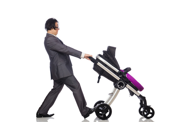 Divertente papà con bambino e carrozzina su bianco - Foto, immagini