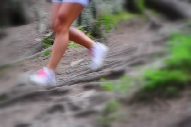 若いフィットネス女性ランナー足山トレイル上で実行 - 写真・画像