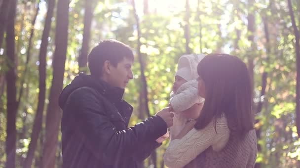 Семья с ребенком идти в осенний парк - Кадры, видео