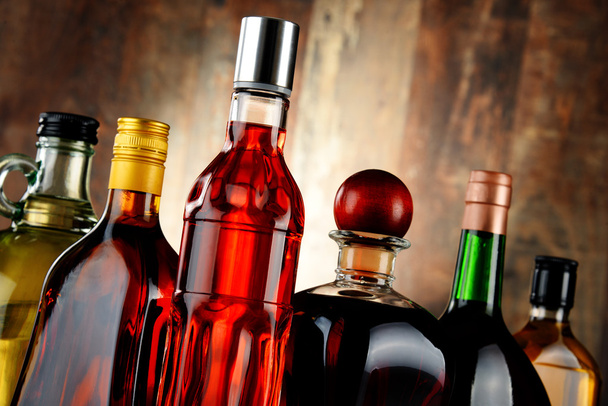 láhve nejrůznějších alkoholických nápojů - Fotografie, Obrázek