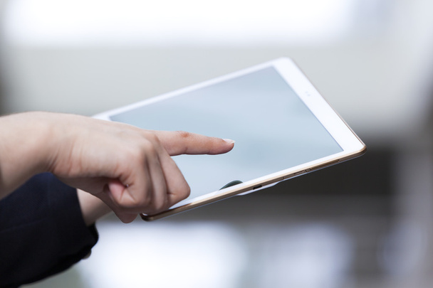 Empresaria sosteniendo una tableta
 - Foto, imagen