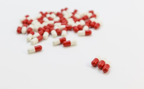 A kábítószer-kapszula, piros és fehér fehér alapon - Fotó, kép