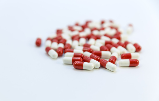 A kábítószer-kapszula, piros és fehér fehér alapon - Fotó, kép