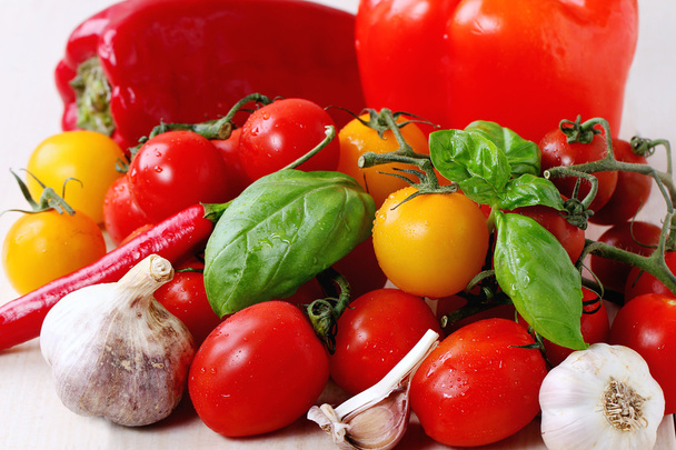 Assortiment van tomaten en groenten - Foto, afbeelding
