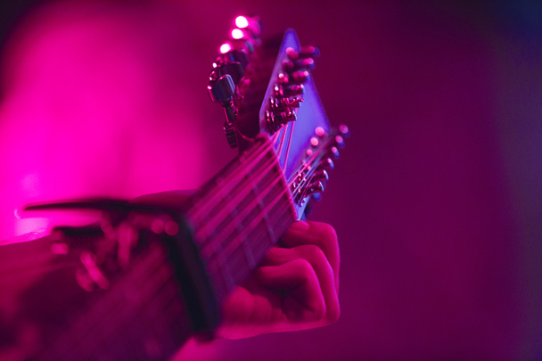 Человек, настроенный на шестиструнную акустическую гитару
 - Фото, изображение