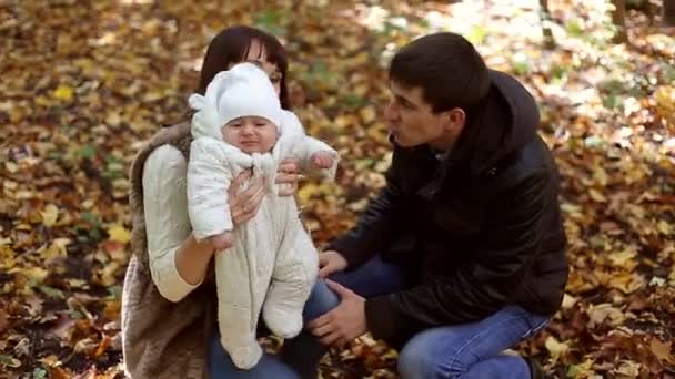 Rodina s dítětem jít do podzimního parku - Záběry, video