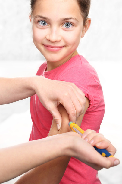 Диабет, ребенок принимает инсулин
 - Фото, изображение