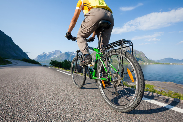 Велоспорт в Норвегии на фоне живописного пейзажа
 - Фото, изображение