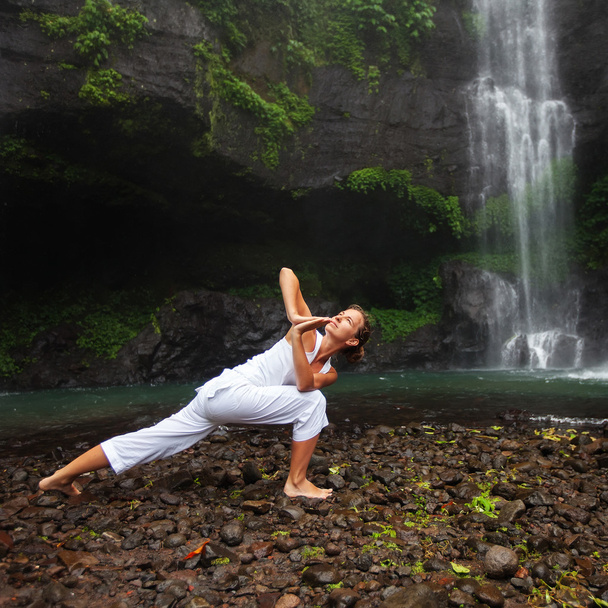 kobieta medytacji robi joga między wodospady - Zdjęcie, obraz