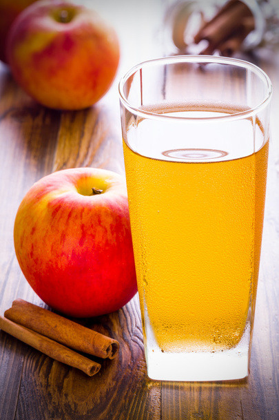 Μηλόξυδο με κανέλα / μηλίτη μήλων / μηλίτης μήλο με κανέλα σε ξύλινα φόντο - Φωτογραφία, εικόνα