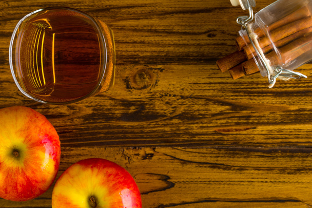 シナモンの背景とリンゴ ジュース/アップル ジュース/木製の背景にシナモン、リンゴ ジュース - 写真・画像
