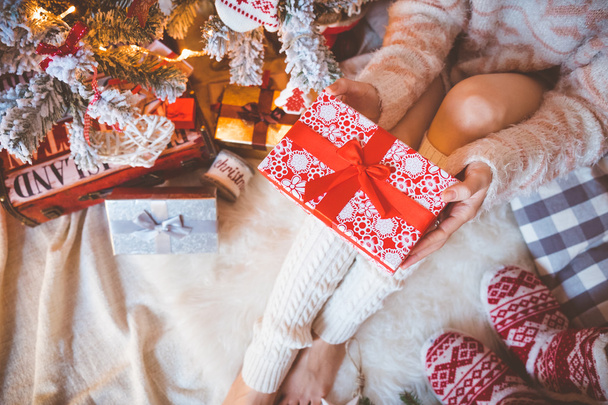 Young pretty woman holds gift box in her hands - Foto, Imagen