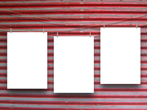 Üç kırmızı nokta üzerine dikey kağıt yaprak astı - Fotoğraf, Görsel