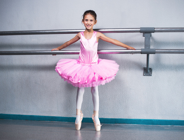 szép kis balerina rózsaszín ruha tánc osztály - Fotó, kép