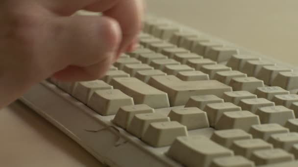 Escribir en el viejo teclado golpeado
 - Metraje, vídeo