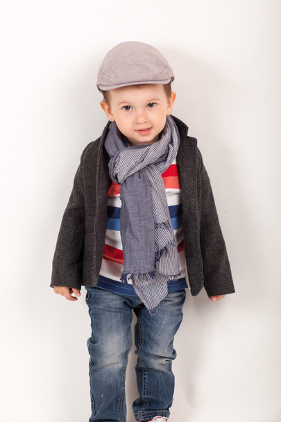 модный мальчик в шляпе и шарфе, в пиджаке. Стильный ребенок. Дети моды
 - Фото, изображение