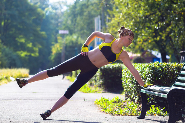 屋外クロス トレーニングのワークアウト中に板を行うスポーツの女性 - 写真・画像
