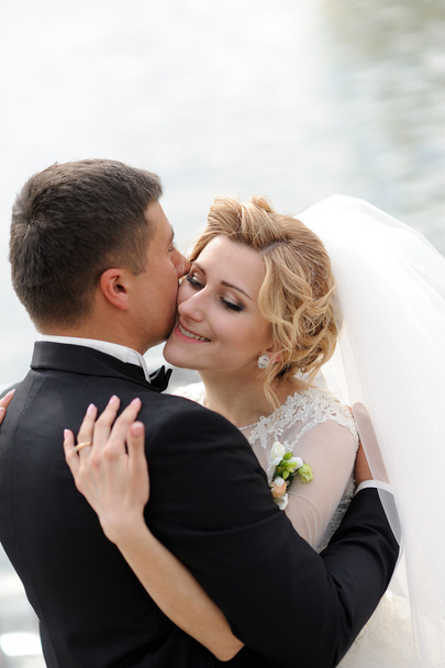Щаслива наречена і наречена на весіллі
 - Фото, зображення
