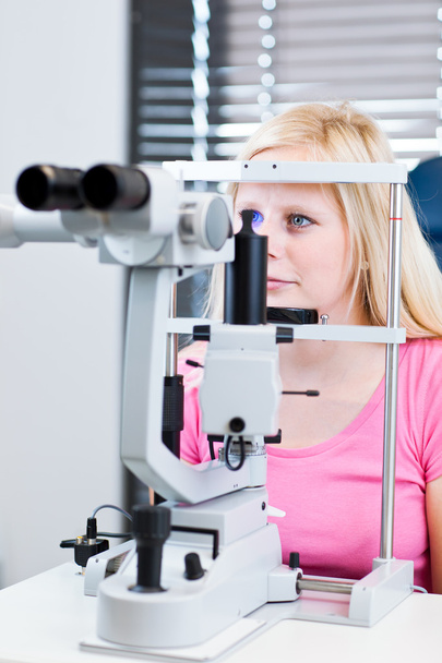 Pretty, young female patient having her eyes examined - Foto, imagen